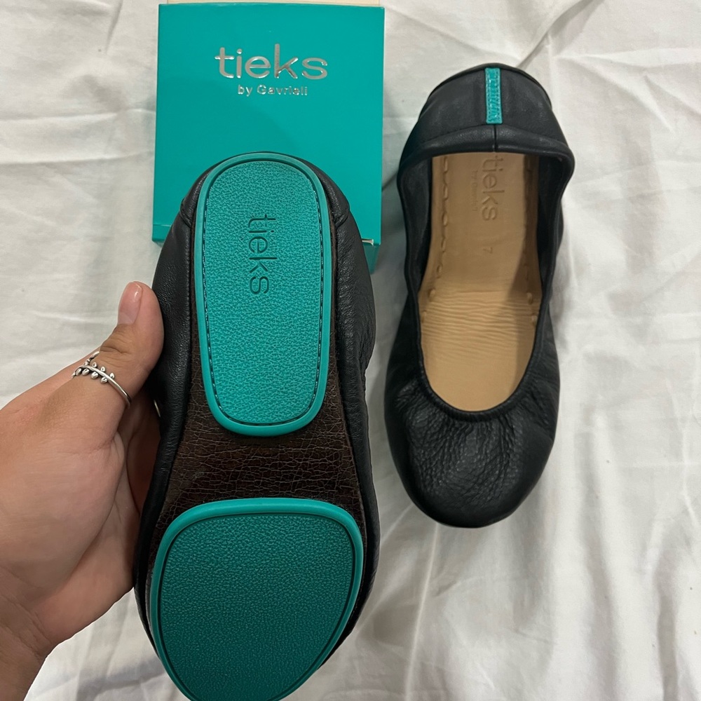 TIEKS WOMAN SIZE 7 BLACK